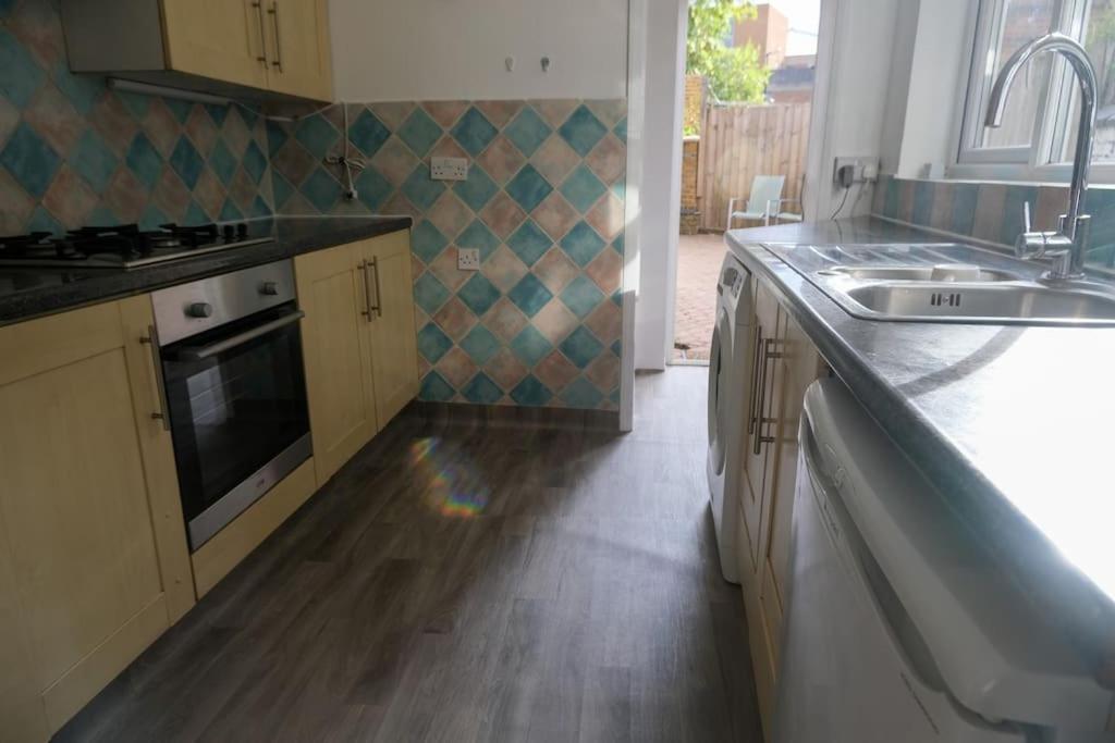 4 Bedroom House In Turnpike Lane/Wood Green Londra Dış mekan fotoğraf