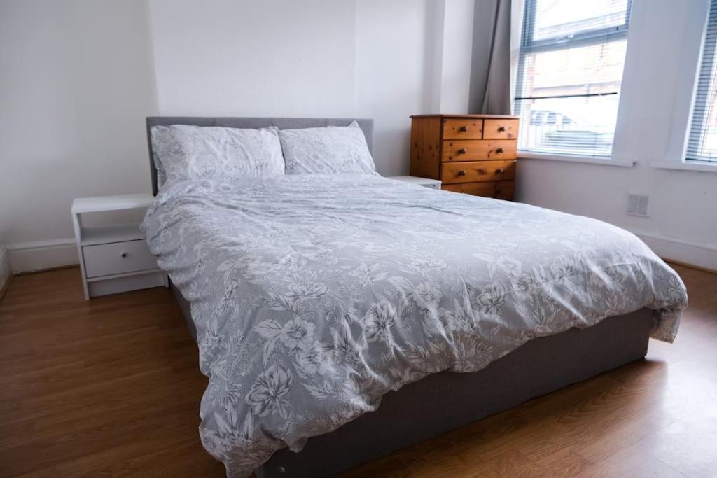 4 Bedroom House In Turnpike Lane/Wood Green Londra Dış mekan fotoğraf